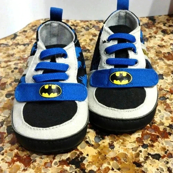 Batman Infant 0-6m shoes NWOT - Picture 3 of 4